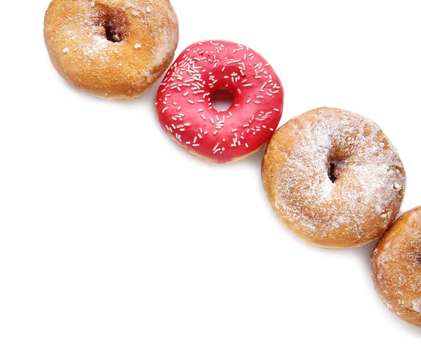 Doce saboroso donuts no fundo branco — Fotografia de Stock