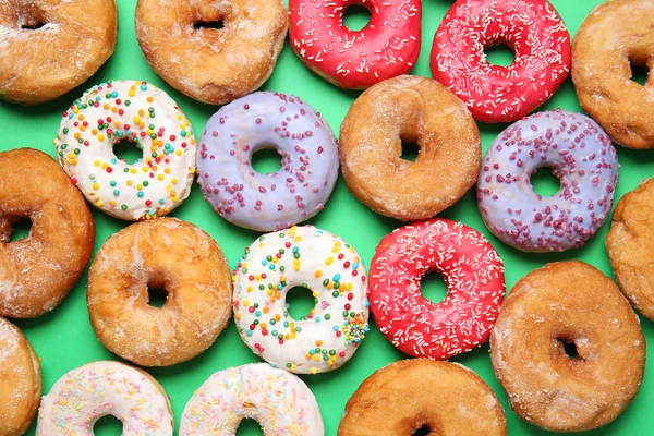 Doce saboroso donuts em fundo de cor — Fotografia de Stock