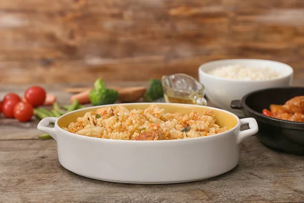 Dish med läckert ris på träbord — Stockfoto
