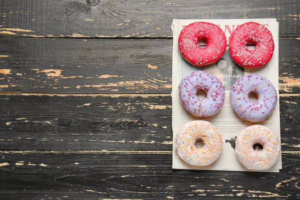 Doce saboroso donuts na mesa — Fotografia de Stock