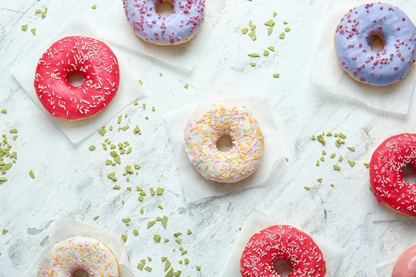 Süße leckere Donuts auf dem Tisch — Stockfoto