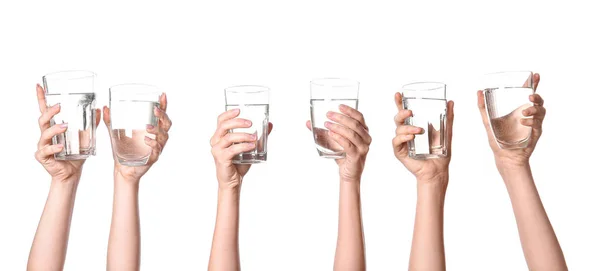 Manos femeninas con vasos de agua sobre fondo blanco — Foto de Stock