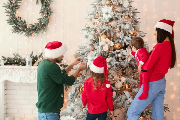 집에서 크리스마스 트리 장식하는 행복 한 가족 — 스톡 사진