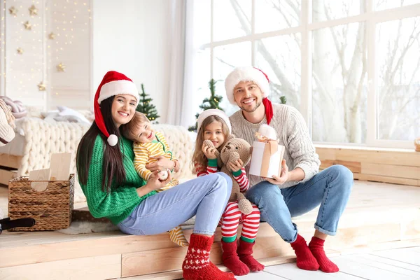 Família feliz com presente de Natal em casa — Fotografia de Stock