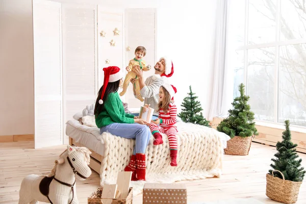 Família feliz descansando no quarto na véspera de Natal — Fotografia de Stock