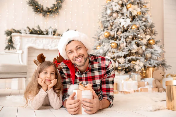 幸せな父と小さな娘とともにクリスマスギフトで自宅 — ストック写真