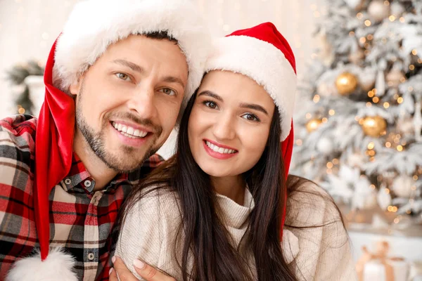 Pareja feliz en Nochebuena en casa — Foto de Stock