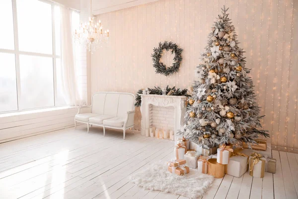 Stijlvol interieur van woonkamer met mooie kerstboom en open haard — Stockfoto