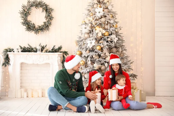 Família feliz com presentes de Natal em casa — Fotografia de Stock
