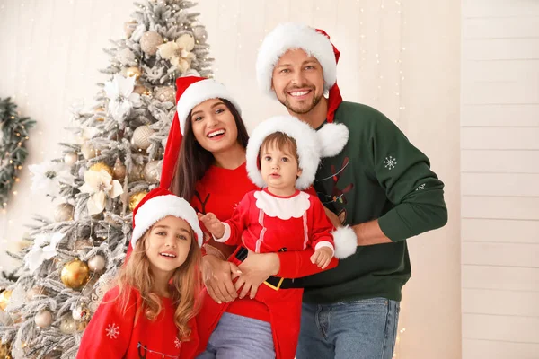 Mutlu bir aile Noel ağacı evde yakınındaki — Stok fotoğraf