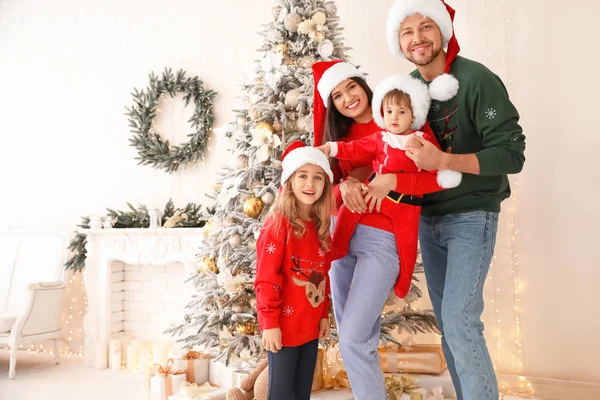 Lycklig familj nära julgran hemma — Stockfoto