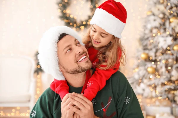 Happy father with little daughter on Christmas eve at home — Stock Photo, Image