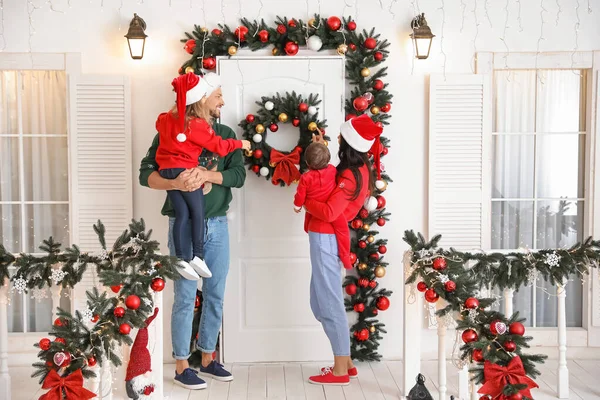 Família feliz no alpendre decorado para o Natal — Fotografia de Stock