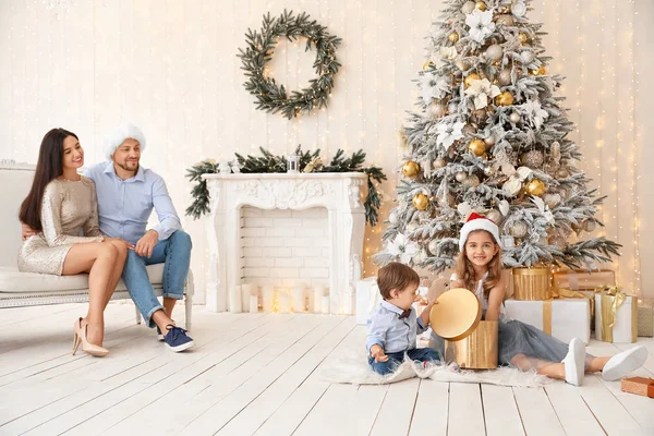 Família feliz no quarto decorado para o Natal — Fotografia de Stock