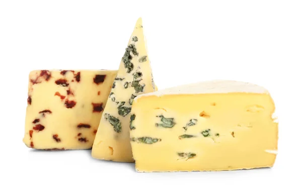 Různé chutné sýry na bílém pozadí — Stock fotografie