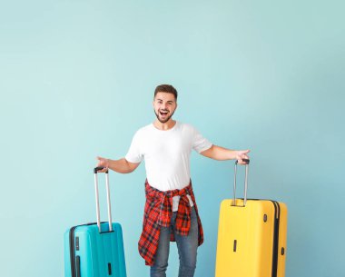 Bavulları renkli genç erkek turist