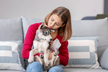 Evinde komik köpeğiyle sevimli bir genç kız.