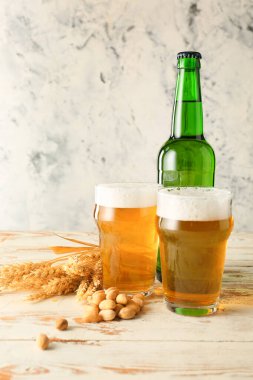 Masada taze bira ve cam eşyalar.