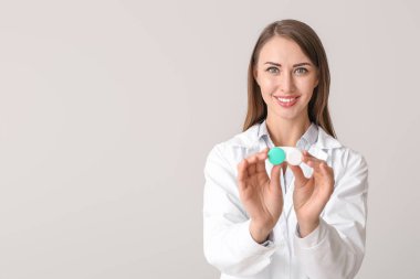 Işık arka planında kontakt lensleri olan oftalmolog