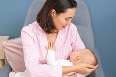 Genç kadın ve uyuyan bebeği evde.