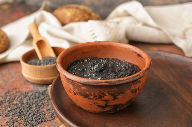 Bir kase lezzetli tahini masada.