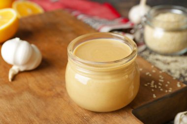 Tahta üzerinde bir kavanoz lezzetli tahini.