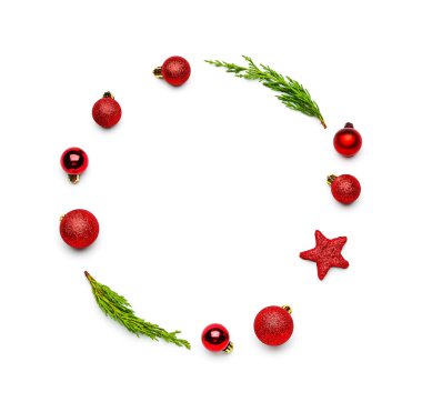 Beyaz arka planda güzel bir Noel kompozisyonu