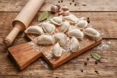 Ahşap zemin üzerinde çiğ hamur tatlısı ve baharat olan tahta.