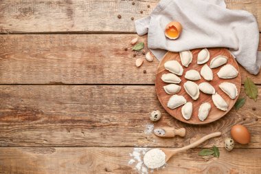 Ahşap arka planda çiğ hamur köftesi tabağı