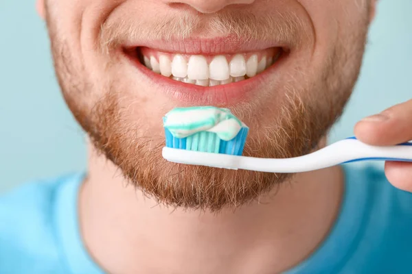 Young man brushing teeth, closeup — Stock Photo, Image