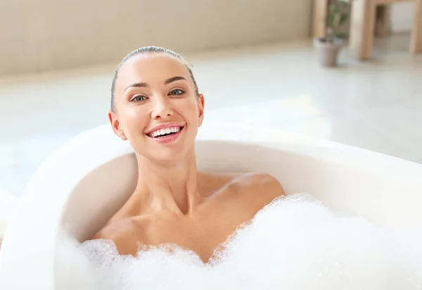 Красива молода жінка розслабляється у ванній — стокове фото