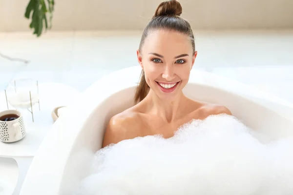 Mooie jonge vrouw ontspannen in bad — Stockfoto