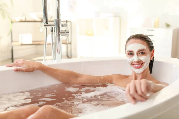 Beautiful young woman relaxing in bathtub — Stock Photo, Image