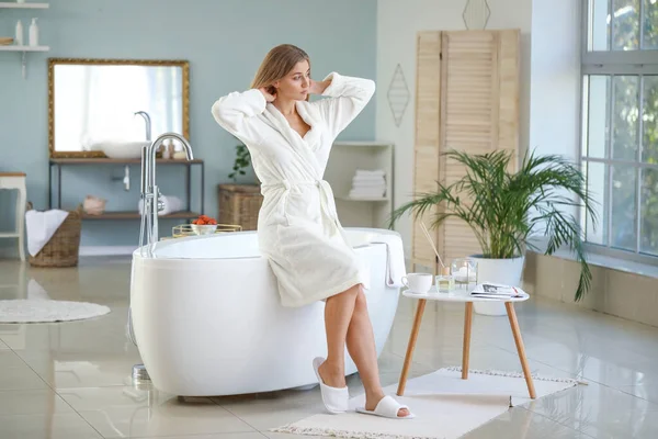 Morning of beautiful young woman in bathroom — Stock Photo, Image