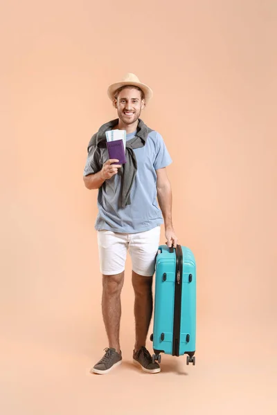 컬러 배경 여행 가방을 들고 있는 젊은 관광객 — 스톡 사진