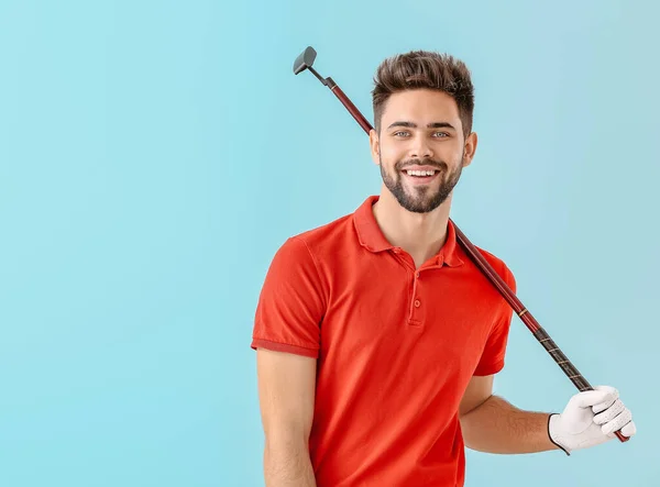 Bonito golfista masculino no fundo de cor — Fotografia de Stock