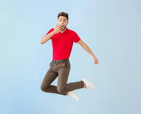 衝撃的なジャンプ若い男上の色の背景 — ストック写真
