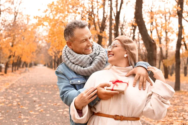 Ώριμος άντρας χαιρετά τη γυναίκα του στο πάρκο του φθινοπώρου — Φωτογραφία Αρχείου