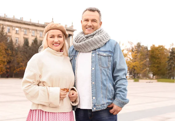 Portrét šťastného zralého páru venku na podzim — Stock fotografie