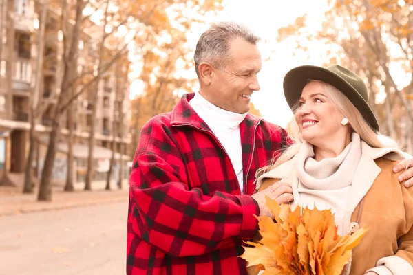 Feliz pareja madura al aire libre en el día de otoño —  Fotos de Stock