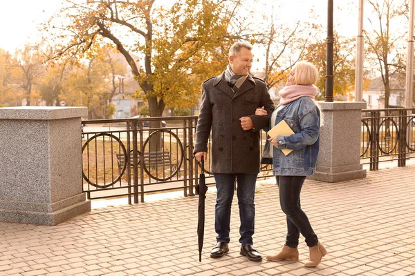 Glückliches reifes Paar im Herbstpark — Stockfoto