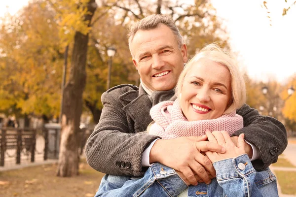 Счастливая зрелая пара в осеннем парке — стоковое фото
