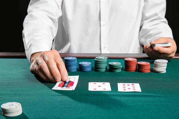 成熟した男性銀行家テーブルでカジノ,クローズアップ — ストック写真