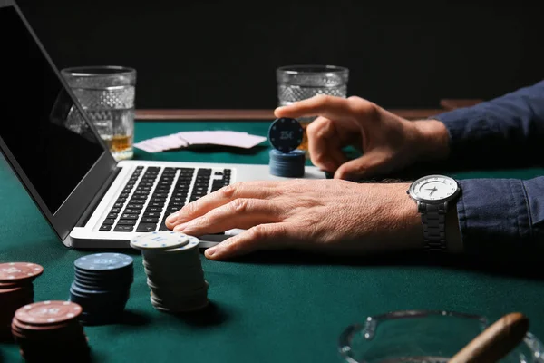 Uomo d'affari maturo che gioca a poker online, primo piano — Foto Stock