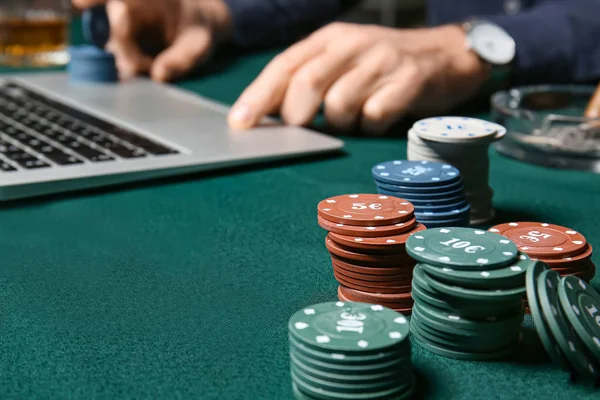 Uomo d'affari maturo che gioca a poker online, primo piano — Foto Stock