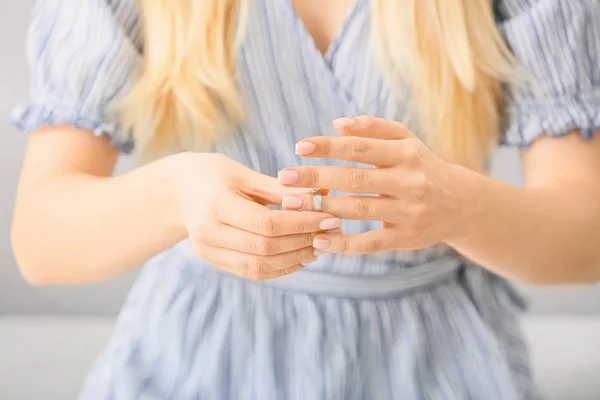 Woman taking off her wedding ring, closeup. Concept of divorce — Stock Photo, Image