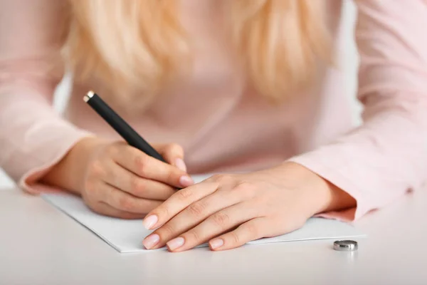 Frau unterzeichnet Scheidungsurteil am Tisch, Nahaufnahme — Stockfoto