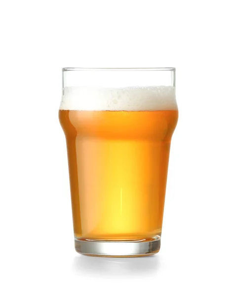 Sklenice čerstvého piva na bílém pozadí — Stock fotografie