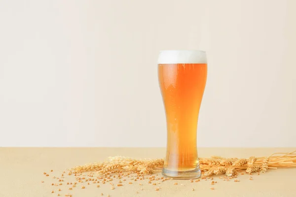 Стакан свежего пива на столе — стоковое фото