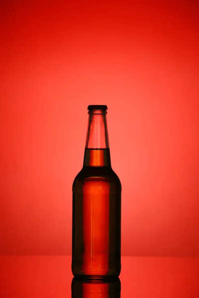 Bottiglia di birra fresca su sfondo di colore — Foto Stock